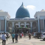 Jamaah Masjid Nasional Al Akbar Surabaya (MAS) usai menjalankan Shalat Jumat. Masjid terbesar kedua di Indonesia ini sebagai simbol kebanggaan umat muslim di Jawa Timur, khususnya warga Surabaya. foto: YUDI A/ BANGSAONLINE