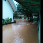 Halaman SMPN 1 Ngadirojo yang ikut tergenang air bah. 