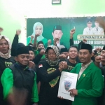 Ketua PPP Garis Kultur, Nawawi menyerahkan pernyataan sikapnya kepada Sekretaris DPC PPP Situbondo, Arifin.
