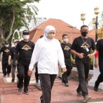 Gubernur Jawa Timur Khofifah Indar Parawansa saat jalan pagi di lingkungan Gedung Negara Grahadi Surabaya, Jumat (1/5/2020). foto: ist./ bangsaonline.com