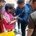 Tersangka saat diborgol oleh anggota Kejari
