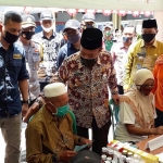 Bupati Fadeli didampingi Ketua PWI Bachtiar Febrianto, melihat warga saat periksa kesehatan.