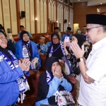Menhaj Gus Irfan ketika menyambut para jamaah kloter pertama di Pondok Gede, Jakarta Timur. Foto: MCH 2026