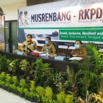 Bupati Sambari Halim Radianto ketika membuka Musrenbang RKPD 2021 via online. foto: SYUHUD/ BANGSAONLINE