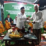 Dr KH Asep Saifuddin Chalim, MA memotong tumpeng sebagai tanda pembukaan dan peresmian posko pemenangan Khofifah-Emil. Potongan tumpeng itu diberikan kepada KH Ahmad Shiddiq di Pulo Wonokromo Surabaya, Senin malam (7/5/2018). Foto: bangsaonline.com