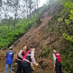 Pembersihan material di Jalur Pacet-Cangar oleh personel gabungan. Foto: Ist.