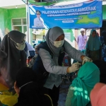 Tim Yankes Bergerak, Pemprov Jatim saat memberi layanan kesehatan gratis kepada masyarakat di Pulau Raas.