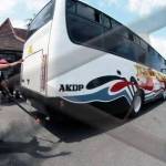 Perugas Dishub sedang mengecek kelayakan bus. Foto:istimewa