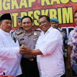 Nur Tehe saat meminta maaf kepada Bupati Saiful Ilah di hadapan Wakapolresta dan wartawan saat konferensi pers di Mapolresta Sidoarjo, Jum’at (18/5).