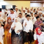 Gus Ipul saat berfoto bersama para kiai, nyai serta ratusan relawan Jawara di Quds Royal Hotel Surabaya, Jumat (16/2).