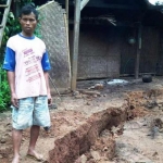 Kondisi tanah retak di Desa Tumpuk, Kecamatan Bandar. (ist)
