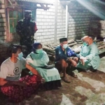 Petugas rela hingga tengah malam door to door mendatangi rumah-rumah warga agar bersedia mengikuti vaksinasi.