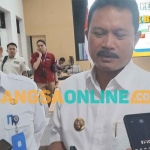 Wali Kota Madiun, Maidi, saat memberi keterangan ke awak media. Foto: HENDRO SUHARTONO/BANGSAONLINE