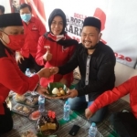 Dari kiri Ketua DPC PDIP Gresik Mujid Riduan, Bendahara Siti Muafiyah, Bupati Fandi Akhmad Yani, dan Sekretaris Noto Utomo saat syukuran. FOTO: SYUHUD/BANGSAONLINE.com
