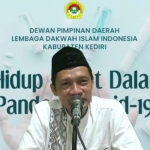 Ketua DPD LDII Kabupaten Kediri dr. Agus Sukisno saat menyampaikan pembekalan Satgas Covid-19 LDII. (foto: ist)