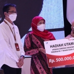 Gubernur Khofifah didampingi Dirut Bank Jatim, Busrul Iman menyerahkan secara simbolis Hadiah Undian Tabungan Simpeda Bank Jatim 2021. foto: istimewa