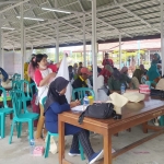 Masyarakat kampung nelayan di Banyuwangi sedang diajari membatik ikat celup.