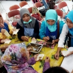 Praktik memasak siomay dan pangsit vegetarian yang digelar Peace Leader Indonesia Jember.