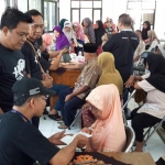 dr. Wahyu Yuliadi dari Kopi saat memeriksa pasien disaksikan oleh Ketua PWI Kediri, Mega Wulandari dan pengurus PWI Kediri. foto: MUJI HARJITA/ BANGSAONLINE