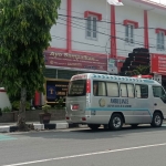 Sebuah mobil ambulans tampak berada di depan Lapas Klas II Kediri. Foto: Ist. 