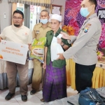 Pemberian santunan terhadap veteran dan janda veteran oleh rumah zakat dan Puskesmas Bulangan Haji, Pamekasan.