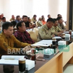 Hearing antara warga Rejoso, Komisi I DPRD Kabupaten Blitar, dan pihak PT. Rejoso Manis Indo selaku investor. foto: AKINA/ BANGSAONLINE