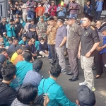 Aliansi Mahasiswa Kota Malang saat bertemu dengan anggota dewan ketika demo tolak kenaikan harga BBM.