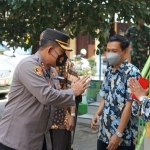 
Kapolres Gresik saat meninjau vaksin di SMP 4 Muhammadiyah. foto ist.