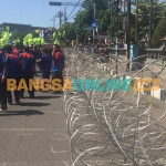 Situasi kantor DPRD Jawa Timur, Selasa (11/6/2024) siang, yang dikepung massa buruh. Mereka menolak adanya Tapera. Foto: RUSMIYANTO/ BANGSAONLINE