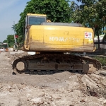 Alat berat sedang mengerjakan proyek box culvert di depan RSUD Ibnu Sina Gresik, jalan Dr Wahidin SH. foto: SYUHUD/ BANGSAONLINE