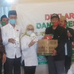 Kartika Hidayati - Saim saat menyerahkan bantuan masker kepada pendukungnya. 