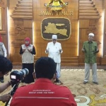 Gubernur Jawa Timur Khofifah Indar Parawansa bersama para pengurus PWNU Jawa Timur berdoa agar Jawa Timur dan bangsa Indonesia segera terbebas dari virus Corona atau Covid-19. foto: istimewa/ bangsaonline.com