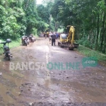 Dua alat berat dikerahkan singkirkan longsor Kedungudi. foto: YUDI EP/ BANGSAONLINE