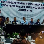 ASN berakhlak, harapan Pj Wali Kota Mojokerto, Moh. Ali Kuncoro ketika membuka Bimtek SAKIP. Foto: YUDI EP/ BANGSAONLINE