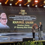 ketua Yayasan BMC, mewakili Haji Her, menerima penghargaan CNN Outstanding Contribution to Transforming Lives Through Philanthropy and Grassroots Empowerment di Jakarta, Jumat (31/10/2025) malam.