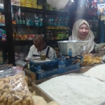 Lasiani, salah seorang pedagang sembako di Pasar Tanjung Jember.