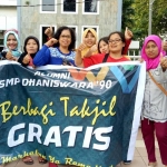 Acara bagi-bagi takjil alumni SMP Dhaniswara 