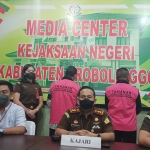 Kejari Kabupaten Probolinggo saat menggelar konferensi pers terkait dua tersangka kasus korupsi dana desa.
