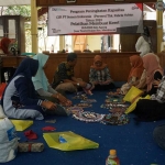 Ibu-ibu Wali Murid TK Tunas Harapan Desa Tuwiri Kulon, mengikuti pelatihan tersebut yang digelar di balai desa setempat.