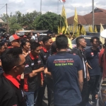 Puluhan sopir ambulans di Jember saat unjuk rasa di depan kantor DPRD.