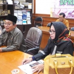 Ketua DPRD Gresik Abdul Hamid didampingi wakil ketua Hj. Nur Saidah ketika memberikan keterangan. foto: SYUHUD/ BANGSAONLINE