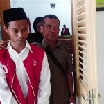 Terdakwa usai mengikuti sidang tuntutan.