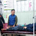 TRC BPBD Lumajang bersama salah satu pendaki Gunung Lemongan yang diselamatkan karena mengalami cedera.