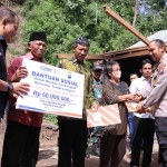 Kapolres Ngawi, AKBP Diwasi Wiyatputera bersama perwakilan BRI Cabang Ngawi memberikan bantuan terhadap warga terdampak tanah longsor di Kecamatan Sine, Minggu (2/4/2023).