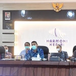 Wali Kota Kediri Abdullah Abu Bakar (tengah) saat memimpin rapat koordinasi. (foto: ist)