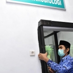 Bupati Madiun Ahmad Dawami saat meresmikan dan meninjau Laboratorium PCR RSUD Caruban.