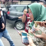 Salah satu staff Pemkab Mojokerto usai menjalani pemeriksaan oleh KPK. foto: SOFFAN/ BANGSAONLINE