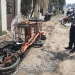 Kondisi bentor usai ditabrak mobil. (foto: AAN AMRULLOH/ BANGSAONLINE)