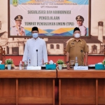 Wali Kota Pasuruan, Saifullah Yusuf (dua dari kiri) saat menghadiri sosialisasi dan koordinasi tempat pemakaman umum (TPU) di Gedung Gradika, Kota Pasuruan, Selasa (14/12) siang.