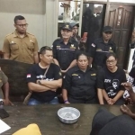 Ketua IKBPS Pieter Frans Rumaseb (paling kiri), saat menerima rombongan Yayasan Surya Nuswantara yang kehabisan tiket kapal untuk pulang ke Jayapura, Provinsi Papua. foto: YUDI A/ BANGSAONLINE